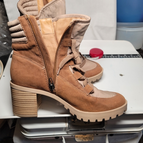 NWOT.  Dolce Vita Heeled Ankle Boots.  Size 8 - Picture 7 of 7